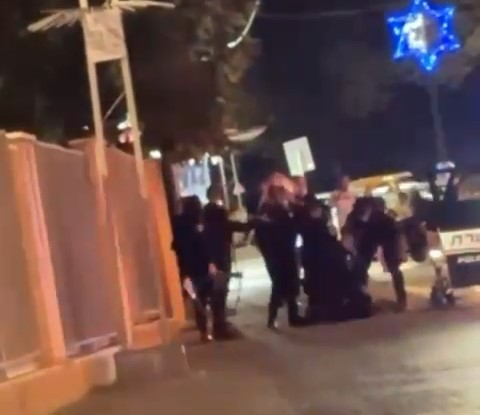 يافا فيديو: الشرطة تعتدي على فتاة من الرملة  وتقتادها للتحقيق 